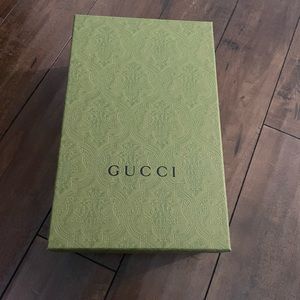 Gucci show box, perfect condition